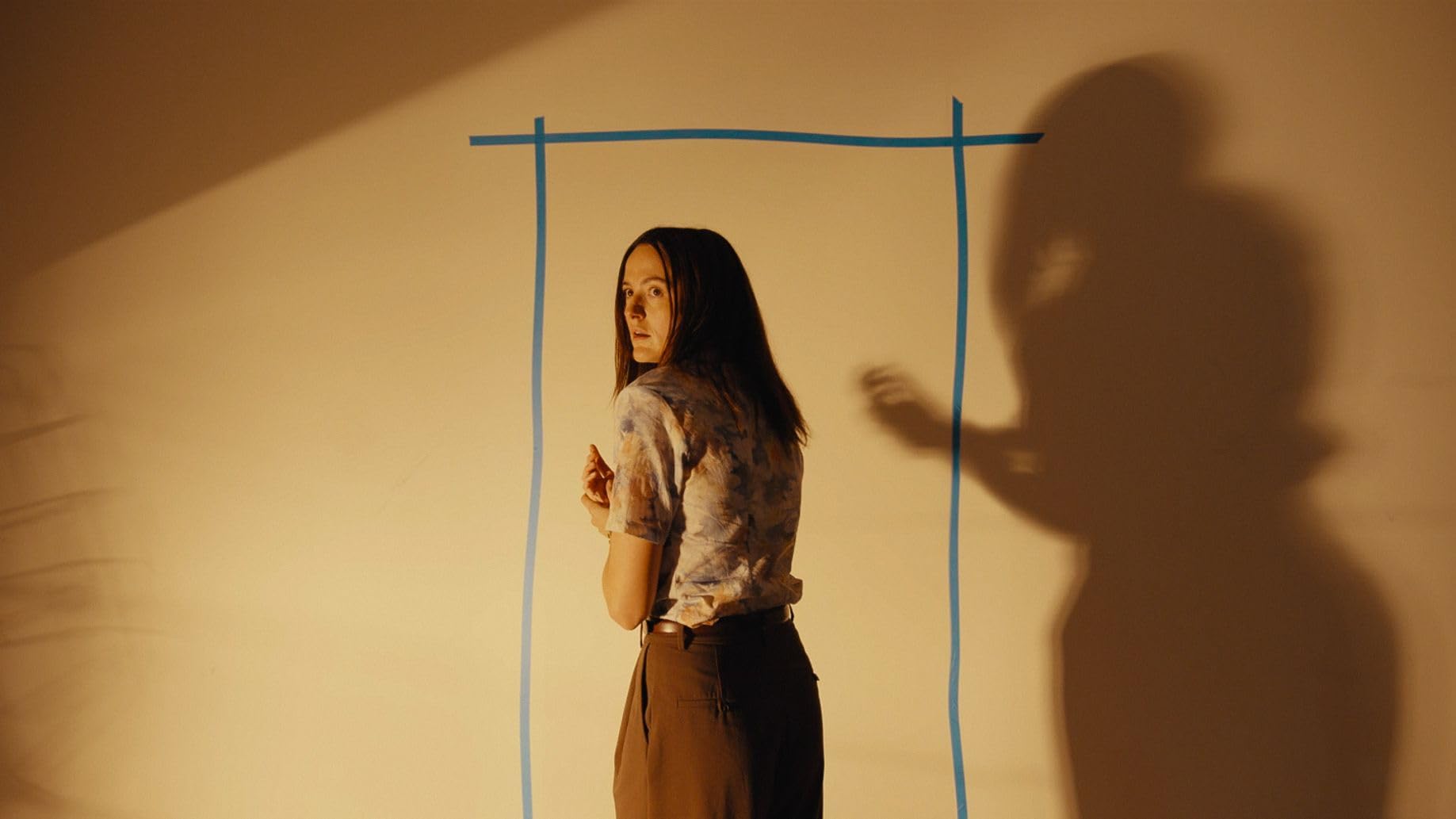 Backrooms — filmden bir kare